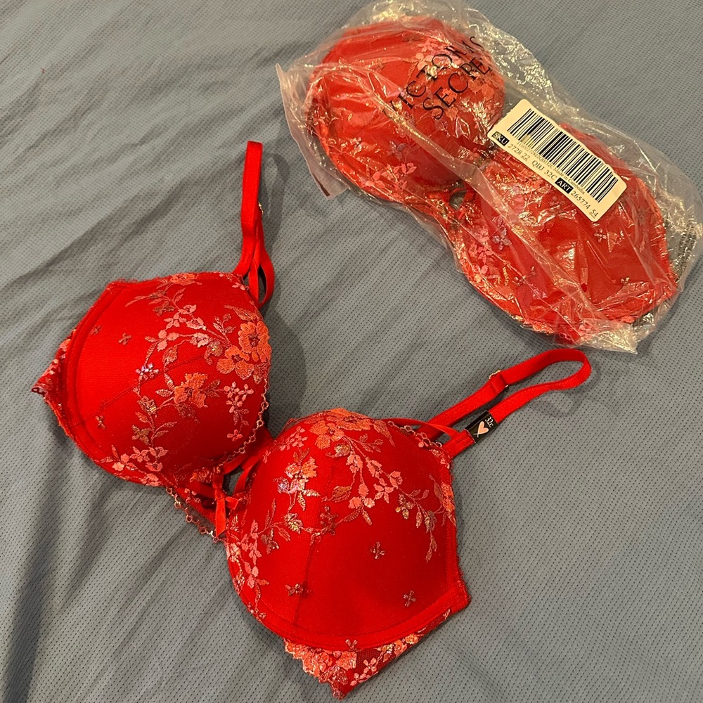 NWT Victoria’s Secret Red Lace Strappy Bra Size 32C